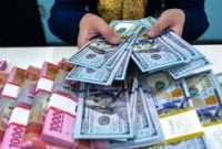 Ilustrasi transaksi nilai tukar mata uang, menampilkan lembaran rupiah berdampingan dengan dolar Amerika Serikat. Rupiah pada penutupan perdagangan Senin (10/8/2026) menguat 142 poin ke posisi Rp17.755 per dolar AS, didukung sentimen kebijakan moneter dan pelonggaran ekspektasi kenaikan suku bunga Fed. Foto: Ist.