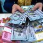 Ilustrasi transaksi nilai tukar mata uang, menampilkan lembaran rupiah berdampingan dengan dolar Amerika Serikat. Rupiah pada penutupan perdagangan Senin (10/8/2026) menguat 142 poin ke posisi Rp17.755 per dolar AS, didukung sentimen kebijakan moneter dan pelonggaran ekspektasi kenaikan suku bunga Fed. Foto: Ist.