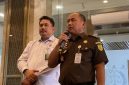 Kepala Pusat Penerangan Hukum Kejagung, Anang Supriatna (berbaju cokelat), memberikan keterangan pers terkait penggeledahan empat perusahaan milik Don Ritto di Jakarta Selatan yang diduga dijadikan sarana pencucian uang dalam perkara mantan Jampidsus Febrie Adriansyah, Selasa (4/8/2026). Foto: Ist.