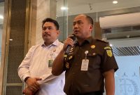 Kepala Pusat Penerangan Hukum Kejagung, Anang Supriatna (berbaju cokelat), memberikan keterangan pers terkait penggeledahan empat perusahaan milik Don Ritto di Jakarta Selatan yang diduga dijadikan sarana pencucian uang dalam perkara mantan Jampidsus Febrie Adriansyah, Selasa (4/8/2026). Foto: Ist.