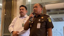 Kepala Pusat Penerangan Hukum Kejagung, Anang Supriatna (berbaju cokelat), memberikan keterangan pers terkait penggeledahan empat perusahaan milik Don Ritto di Jakarta Selatan yang diduga dijadikan sarana pencucian uang dalam perkara mantan Jampidsus Febrie Adriansyah, Selasa (4/8/2026). Foto: Ist.