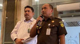 Kepala Pusat Penerangan Hukum Kejagung, Anang Supriatna (berbaju cokelat), memberikan keterangan pers terkait penggeledahan empat perusahaan milik Don Ritto di Jakarta Selatan yang diduga dijadikan sarana pencucian uang dalam perkara mantan Jampidsus Febrie Adriansyah, Selasa (4/8/2026). Foto: Ist.