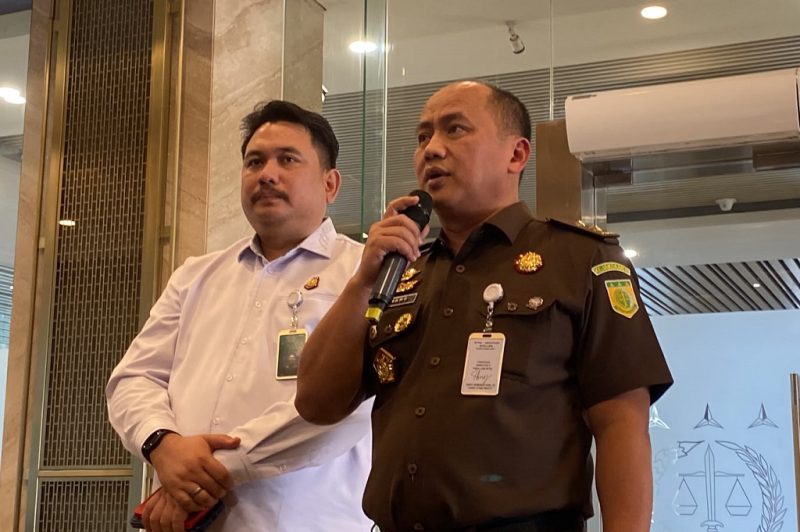Kepala Pusat Penerangan Hukum Kejagung, Anang Supriatna (berbaju cokelat), memberikan keterangan pers terkait penggeledahan empat perusahaan milik Don Ritto di Jakarta Selatan yang diduga dijadikan sarana pencucian uang dalam perkara mantan Jampidsus Febrie Adriansyah, Selasa (4/8/2026). Foto: Ist.