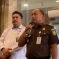 Kepala Pusat Penerangan Hukum Kejagung, Anang Supriatna (berbaju cokelat), memberikan keterangan pers terkait penggeledahan empat perusahaan milik Don Ritto di Jakarta Selatan yang diduga dijadikan sarana pencucian uang dalam perkara mantan Jampidsus Febrie Adriansyah, Selasa (4/8/2026). Foto: Ist.