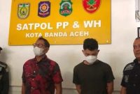 Kepala Inspektorat Kota Banda Aceh berinisial FD (kiri) dan AM di Kantor Satpol PP-WH Kota Banda Aceh. Foto: Ist.