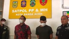 Kepala Inspektorat Kota Banda Aceh berinisial FD (kiri) dan AM di Kantor Satpol PP-WH Kota Banda Aceh. Foto: Ist.