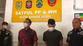 Kepala Inspektorat Kota Banda Aceh berinisial FD (kiri) dan AM di Kantor Satpol PP-WH Kota Banda Aceh. Foto: Ist.