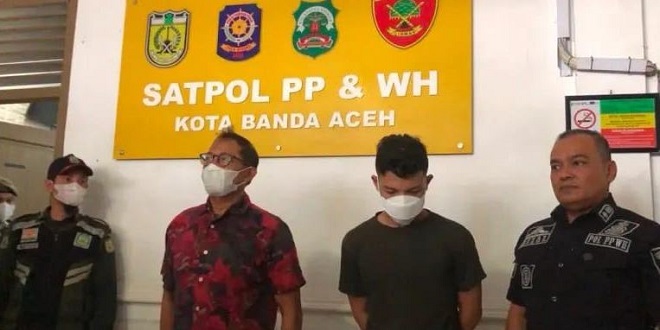 Kepala Inspektorat Kota Banda Aceh berinisial FD (kiri) dan AM di Kantor Satpol PP-WH Kota Banda Aceh. Foto: Ist.
