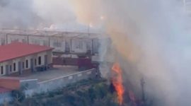 Kobaran api dan asap tebal melanda kawasan Cemoro Lawang, Gunung Bromo, Kamis (27/8/2026). Foto: Ist.
