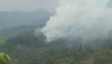 Kepulan asap tebal membumbung tinggi dari kawasan hutan Gunung Burangrang, Kecamatan Bojong, Purwakarta, Kamis (27/8/2026). Foto: Ist.