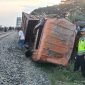 Kondisi truk Mitsubishi yang hancur dan terbalik di samping rel kereta api setelah ditabrak KA Putri Deli di pelintasan sebidang tanpa palang pengaman di Perbaungan, Serdang Bedagai, Minggu (2/8/2026). Kecelakaan itu menewaskan sopir truk dan menyebabkan lokomotif kereta sempat anjlok keluar jalur. Foto: Ist.