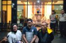 Kuasa hukum keluarga Sutrimo, Aan Rohaeni, bersama Tukim dan Abi — kakak tiri serta keponakan almarhum — memberikan keterangan kepada awak media di halaman Polresta Banyumas setelah menyerahkan laporan resmi kematian Sutrimo pada Sabtu (8/8/2026). Foto: Ist.