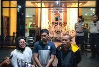 Kuasa hukum keluarga Sutrimo, Aan Rohaeni, bersama Tukim dan Abi — kakak tiri serta keponakan almarhum — memberikan keterangan kepada awak media di halaman Polresta Banyumas setelah menyerahkan laporan resmi kematian Sutrimo pada Sabtu (8/8/2026). Foto: Ist.