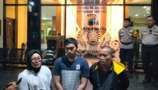 Kuasa hukum keluarga Sutrimo, Aan Rohaeni, bersama Tukim dan Abi — kakak tiri serta keponakan almarhum — memberikan keterangan kepada awak media di halaman Polresta Banyumas setelah menyerahkan laporan resmi kematian Sutrimo pada Sabtu (8/8/2026). Foto: Ist.