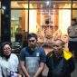Kuasa hukum keluarga Sutrimo, Aan Rohaeni, bersama Tukim dan Abi — kakak tiri serta keponakan almarhum — memberikan keterangan kepada awak media di halaman Polresta Banyumas setelah menyerahkan laporan resmi kematian Sutrimo pada Sabtu (8/8/2026). Foto: Ist.
