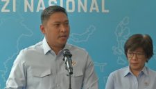 Kepala Badan Gizi Nasional (BGN) Sudaryono memberikan keterangan pers terkait anggaran Program Makan Bergizi Gratis (MBG) tahun 2027 yang diproyeksikan mencapai Rp240 triliun, di Jakarta, Jumat (28/8/2026). Ia menyebut 97 persen anggaran dialokasikan langsung untuk kebutuhan pangan, sementara hanya 3 persen untuk operasional lembaga. Foto: Ist.