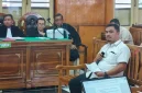 Mantan Kepala Dinas Pendidikan Kabupaten Langkat, Saipul Abdi, tampak memberikan keterangan di hadapan majelis hakim dalam sidang kasus korupsi proyek pengadaan smartboard di Pengadilan Negeri Medan, Senin (3/8/2026). Foto: Ist.