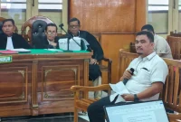 Mantan Kepala Dinas Pendidikan Kabupaten Langkat, Saipul Abdi, tampak memberikan keterangan di hadapan majelis hakim dalam sidang kasus korupsi proyek pengadaan smartboard di Pengadilan Negeri Medan, Senin (3/8/2026). Foto: Ist.
