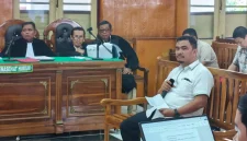 Mantan Kepala Dinas Pendidikan Kabupaten Langkat, Saipul Abdi, tampak memberikan keterangan di hadapan majelis hakim dalam sidang kasus korupsi proyek pengadaan smartboard di Pengadilan Negeri Medan, Senin (3/8/2026). Foto: Ist.