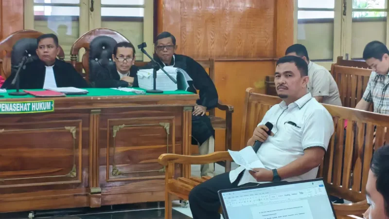 Mantan Kepala Dinas Pendidikan Kabupaten Langkat, Saipul Abdi, tampak memberikan keterangan di hadapan majelis hakim dalam sidang kasus korupsi proyek pengadaan smartboard di Pengadilan Negeri Medan, Senin (3/8/2026). Foto: Ist.