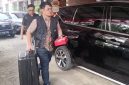 Tim penyidik KPK membawa dua koper usai menggeledah Kantor Disdikbud Kabupaten Bogor buntut OTT pemotongan upah pegawai hingga Rp1,5 miliar. Foto: Ist.