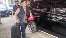 Tim penyidik KPK membawa dua koper usai menggeledah Kantor Disdikbud Kabupaten Bogor buntut OTT pemotongan upah pegawai hingga Rp1,5 miliar. Foto: Ist.
