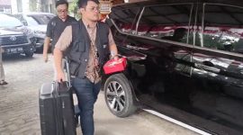 Tim penyidik KPK membawa dua koper usai menggeledah Kantor Disdikbud Kabupaten Bogor buntut OTT pemotongan upah pegawai hingga Rp1,5 miliar. Foto: Ist.