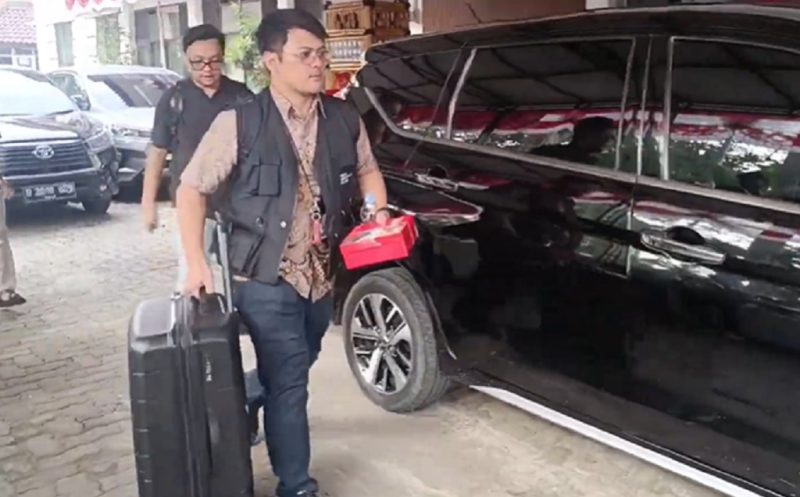 Tim penyidik KPK membawa dua koper usai menggeledah Kantor Disdikbud Kabupaten Bogor buntut OTT pemotongan upah pegawai hingga Rp1,5 miliar. Foto: Ist.