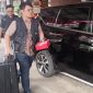 Tim penyidik KPK membawa dua koper usai menggeledah Kantor Disdikbud Kabupaten Bogor buntut OTT pemotongan upah pegawai hingga Rp1,5 miliar. Foto: Ist.