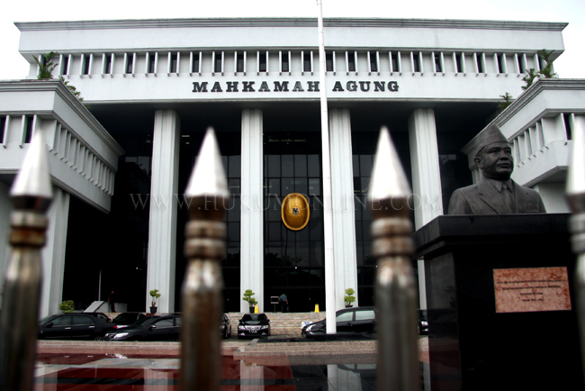 Gedung Mahkamah Agung RI, lembaga yang menerbitkan SEMA Nomor 4 Tahun 2026 pada Rabu (19/8/2026). Aturan baru ini menegaskan putusan bebas tidak dapat diajukan banding maupun kasasi, serta mengatur ketentuan penahanan dan syarat formal upaya hukum untuk putusan lepas. Foto: Ist.