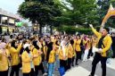 Sejumlah mahasiswa Universitas Jenderal Soedirman (Unsoed) mengenakan jas almamater kuning berkumpul di kawasan Patung Kuda Jenderal Soedirman, Purwokerto, Sabtu (22/8/2026). Mereka menggelar aksi bertajuk 