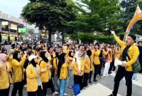 Sejumlah mahasiswa Universitas Jenderal Soedirman (Unsoed) mengenakan jas almamater kuning berkumpul di kawasan Patung Kuda Jenderal Soedirman, Purwokerto, Sabtu (22/8/2026). Mereka menggelar aksi bertajuk 