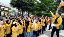Sejumlah mahasiswa Universitas Jenderal Soedirman (Unsoed) mengenakan jas almamater kuning berkumpul di kawasan Patung Kuda Jenderal Soedirman, Purwokerto, Sabtu (22/8/2026). Mereka menggelar aksi bertajuk