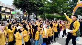 Sejumlah mahasiswa Universitas Jenderal Soedirman (Unsoed) mengenakan jas almamater kuning berkumpul di kawasan Patung Kuda Jenderal Soedirman, Purwokerto, Sabtu (22/8/2026). Mereka menggelar aksi bertajuk 