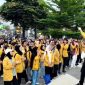 Sejumlah mahasiswa Universitas Jenderal Soedirman (Unsoed) mengenakan jas almamater kuning berkumpul di kawasan Patung Kuda Jenderal Soedirman, Purwokerto, Sabtu (22/8/2026). Mereka menggelar aksi bertajuk 