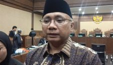 Mantan Menteri Agama Yaqut Cholil Qoumas tampak di ruang sidang Pengadilan Tipikor Jakarta, Selasa (18/8/2026). Dalam sidang pembacaan eksepsi, Yaqut menantang KPK membuktikan kerugian negara sebesar Rp622 miliar, menilai dakwaan tidak cermat, serta membantah pernah memerintahkan korupsi atau jual beli kuota haji. Foto: Ist.