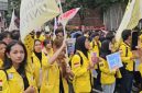 Massa mahasiswa Universitas Indonesia mengenakan almamater kuning menyuarakan tuntutan dalam aksi demonstrasi bertajuk #MerebutKemerdekaan yang digelar BEM UI di kawasan Dukuh Atas–Jalan Sudirman, Jakarta Pusat, Selasa (18/8/2026). Foto: Ist.