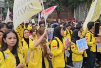 Massa mahasiswa Universitas Indonesia mengenakan almamater kuning menyuarakan tuntutan dalam aksi demonstrasi bertajuk #MerebutKemerdekaan yang digelar BEM UI di kawasan Dukuh Atas–Jalan Sudirman, Jakarta Pusat, Selasa (18/8/2026). Foto: Ist.