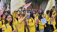 Massa mahasiswa Universitas Indonesia mengenakan almamater kuning menyuarakan tuntutan dalam aksi demonstrasi bertajuk #MerebutKemerdekaan yang digelar BEM UI di kawasan Dukuh Atas–Jalan Sudirman, Jakarta Pusat, Selasa (18/8/2026). Foto: Ist.