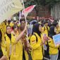 Massa mahasiswa Universitas Indonesia mengenakan almamater kuning menyuarakan tuntutan dalam aksi demonstrasi bertajuk #MerebutKemerdekaan yang digelar BEM UI di kawasan Dukuh Atas–Jalan Sudirman, Jakarta Pusat, Selasa (18/8/2026). Foto: Ist.