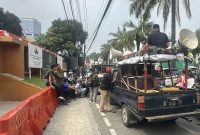 Massa berkumpul di depan Pengadilan Negeri Jakarta Selatan, Rabu (19/8/2026), menyuarakan penolakan terhadap sidang praperadilan mantan Jampidsus Kejagung Febrie Adriansyah. Foto: Ist.