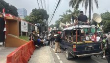 Massa berkumpul di depan Pengadilan Negeri Jakarta Selatan, Rabu (19/8/2026), menyuarakan penolakan terhadap sidang praperadilan mantan Jampidsus Kejagung Febrie Adriansyah. Foto: Ist.