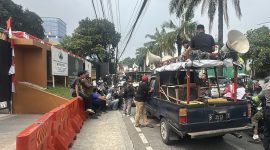 Massa berkumpul di depan Pengadilan Negeri Jakarta Selatan, Rabu (19/8/2026), menyuarakan penolakan terhadap sidang praperadilan mantan Jampidsus Kejagung Febrie Adriansyah. Foto: Ist.