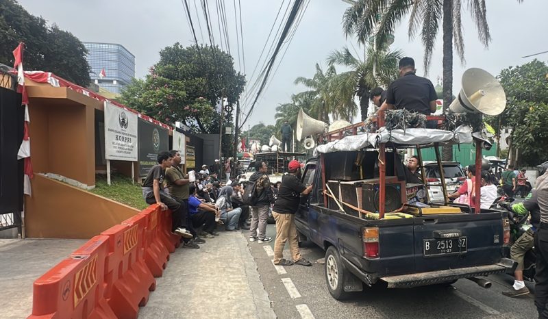 Massa berkumpul di depan Pengadilan Negeri Jakarta Selatan, Rabu (19/8/2026), menyuarakan penolakan terhadap sidang praperadilan mantan Jampidsus Kejagung Febrie Adriansyah. Foto: Ist.