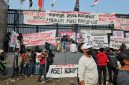 Massa Aliansi Masyarakat Pati Bersatu dan elemen masyarakat lainnya berkumpul di depan pagar Gedung DPR RI, Kamis (27/8/2026). Foto: Ist.