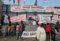 Massa Aliansi Masyarakat Pati Bersatu dan elemen masyarakat lainnya berkumpul di depan pagar Gedung DPR RI, Kamis (27/8/2026). Foto: Ist.