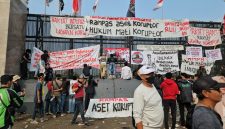 Massa Aliansi Masyarakat Pati Bersatu dan elemen masyarakat lainnya berkumpul di depan pagar Gedung DPR RI, Kamis (27/8/2026). Foto: Ist.