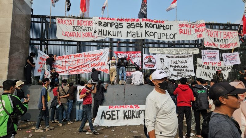 Massa Aliansi Masyarakat Pati Bersatu dan elemen masyarakat lainnya berkumpul di depan pagar Gedung DPR RI, Kamis (27/8/2026). Foto: Ist.