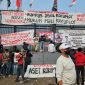 Massa Aliansi Masyarakat Pati Bersatu dan elemen masyarakat lainnya berkumpul di depan pagar Gedung DPR RI, Kamis (27/8/2026). Foto: Ist.