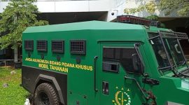 Mobil tahanan Kejagung tiba di KPK untuk jemput eks Jampidsus Febrie Adriansyah. Foto: Ist.
